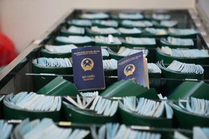 Đại sứ quán Tây Ban Nha thông báo dừng cấp thị thực vì hộ chiếu mẫu mới thiếu thông tin nơi sinh