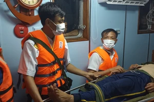 Một ngư dân được tàu Hải quân đưa vào đảo Phú Quý cấp cứu