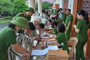 Các phạm nhân tại Trại giam Vĩnh Quang hoàn tất thủ tục trước khi về với gia đình