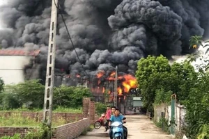 Hà Nội: Cháy xưởng sản xuất chăn ga khiến 3 mẹ con tử vong