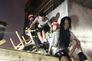 Hà Nội: Cảnh sát giải cứu nhiều người trong ngôi nhà 6 tầng bốc cháy