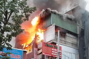 Cháy lớn 2 căn nhà ở Hà Nội