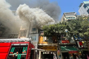  Hà Nội: Cháy lớn tại cửa hàng khung tranh trên phố Hàng Bông