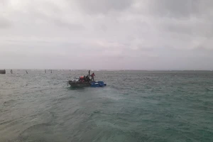 Các chiến sĩ đảo Đá Lớn giúp đỡ tàu cá Phú Yên gặp nạn 