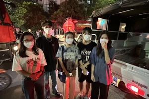 Giải cứu 5 người thoát khỏi vụ cháy ở Hà Nội 
