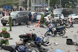 Hà Nội: Tài xế ô tô đâm liên tiếp 17 xe máy trên đường Võ Chí Công