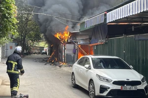 Cháy bãi giữ xe tự phát ở Hà Nội, nhiều ô tô bị hư hỏng