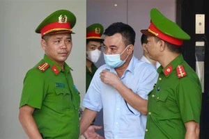 Cựu Thiếu tướng Nguyễn Anh Tuấn: "Không ai tặng rượu lại để trong cặp số"