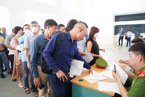 Hàng trăm cư dân dự phiên tòa xử vụ lừa dối khách hàng của ông Lê Thanh Thản 