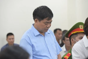 Ông Nguyễn Đức Chung bị tuyên phạt 18 tháng tù trong vụ án nâng giá cây xanh