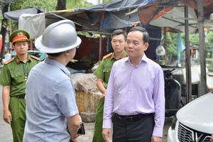 Phó Thủ tướng Trần Lưu Quang kiểm tra, chỉ đạo khắc phục hậu quả vụ cháy nghiêm trọng ở Hà Nội