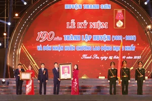 Huyện miền núi của Phú Thọ đón nhận Huân chương Lao động hạng Nhất