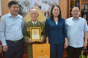 Quyền Chủ tịch nước Võ Thị Ánh Xuân thăm các chiến sĩ Điện Biên