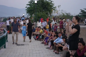 Người dân Điện Biên háo hức đến sớm tìm chỗ xem bắn pháo hoa 