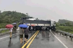 Hình ảnh chiếc xe tải mất lái chắn ngang đường cao tốc