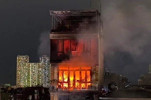Hà Nội: Cháy lớn tại nhà dân, nghi có người mắc kẹt