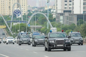 Siêu xe của Tổng thống Nga Vladimir Putin trên đường phố Hà Nội