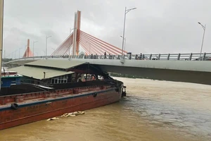 Nhiều sà lan và tàu mắc kẹt ở cầu Vĩnh Phú nối tỉnh Phú Thọ và Vĩnh Phúc