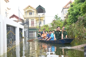 Bộ Tư lệnh Thủ đô Hà Nội thăm, tặng quà cho người dân bị thiệt hại do mưa, lũ ở huyện Mỹ Đức