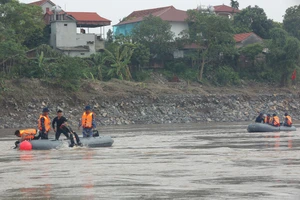 Đặc công nước tìm kiếm nạn nhân vụ sập cầu Phong Châu trong điều kiện nước chảy xiết