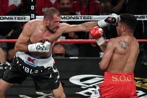 Sergei Kovalev (trái) trong trận thua Andre Ward hồi tháng 6