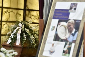 Hoa và hình ảnh tưởng niệm trong lễ tang của Novotna