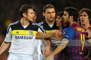 Có một thực tế, là Lampard (ngoài cùng bên trái) và Fabregas (áo số 4) chưa bao giờ ưa nhau