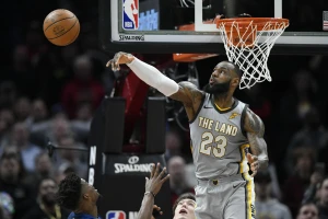 LeBron James ngăn chận pha lên rổ quyết định