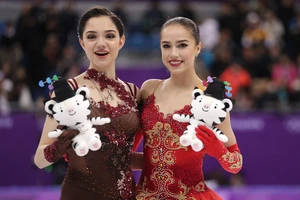 Alina Zagitova (phải) và người đồng hương giành HCB Evgenia Medvedeva
