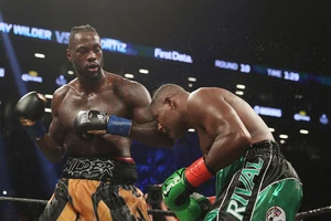 Deontay Wilder (trái) đã thổi bay Luis Ortiz trong cơn cuồng nộ