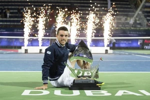 Roberto Bautista Agut và chiếc cúp vô địch Dubai