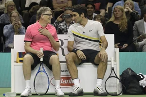 Roger Federer (phải) và Tỷ phú Bill Gates ở sự kiện từ thiện "Trận đấu vì châu Phi"