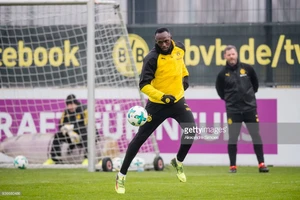 Usain Bolt trên sân tập của Borussia Dortmund