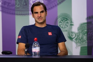 Roger Federer trong buổi họp báo sau trận đấu