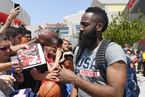 James Harden luôn được nhiều người hâm mộ chú ý