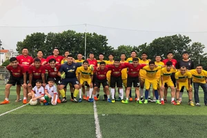 Đánh Không Đá FC (áo đỏ) và Chelsea Saigon All Stars trước trận đấu