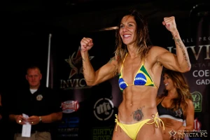 Cris Cyborg còn mặc cả áo lót in hình quốc kỳ Brazil lên bàn cân trọng lượng