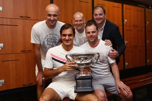 Tony Godsick (ngoài cùng bên phải) cùng với Federer và đội của anh