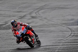 Dovizioso giành chiến thắng trên đường đua trơn trượt ở Valencia