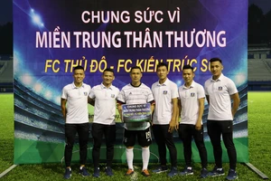 HLV Nguyễn Bảo Quân và các cầu thủ Thái Sơn Nam đến với sự kiện