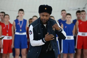Roy Jones đang hướng dẫn kỹ năng xuất quyền cho các võ sĩ nghiệp dư của Nga