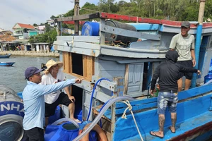 Khánh Hòa: Người dân đảo Trí Nguyên được cấp nước trở lại