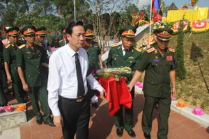 Bộ trưởng Bộ LĐ-TB&XH Đào Ngọc Dung cùng lãnh đạo Cục Chính sách Bộ Quốc phòng Lào đưa các liệt sĩ về nơi an nghỉ tại Nghĩa trang Liệt sĩ huyện Nghi Lộc