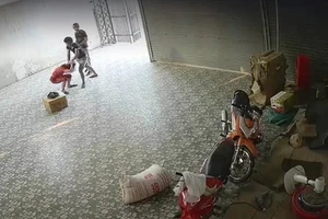 Hình ảnh Hùng và Công vào nhà hành hung chị H. (ảnh cắt từ clip)