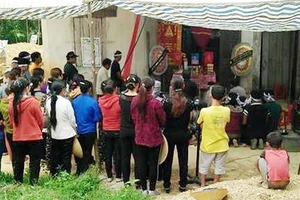 Đám tang cô giáo Dương Thị Ch. tại nhà riêng, nơi xảy ra vụ án mạng. Ảnh: Báo NA
