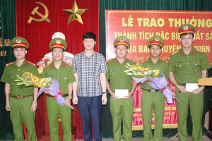 Ông Lê Xuân Đại, Phó Chủ tịch UBND tỉnh Nghệ An trao thưởng cho Ban chuyên án