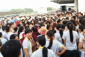 Hàng ngàn công nhân Công ty S&H Vina Thạch Thành ngừng việc. ảnh: D.D
