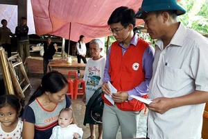 Đại diện chính quyền, Hội Chữ thập đỏ thăm hỏi, động viên vợ con anh D.