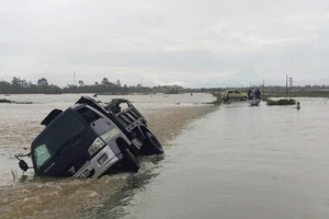 Chiếc xe ô tô tải bị nước cuốn ở tỉnh Hà Tĩnh. Ảnh: DƯƠNG QUANG