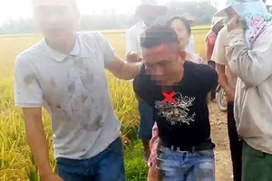 Thanh niên bị dân làng bắt giữ là Bùi Sỹ Lương (trú xã Đông Vinh, TP Thanh Hóa). Ảnh cắt từ clip